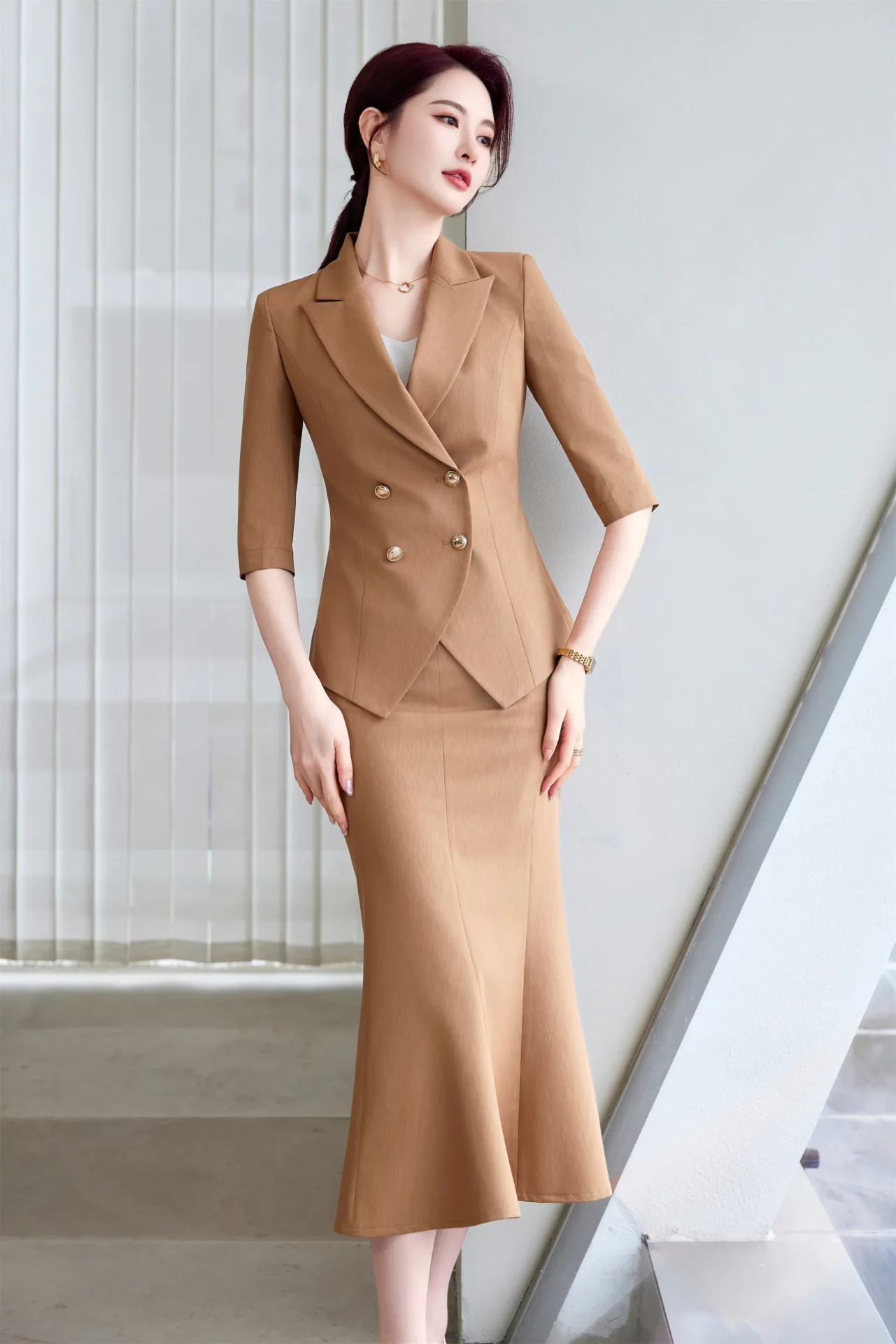 PN5032-7 ชุดสูททำงานผู้หญิงสีน้ำตาลแต่งกระดุมสี่เม็ดแขนสามส่วนมาพร้อมกระโปรงยาว