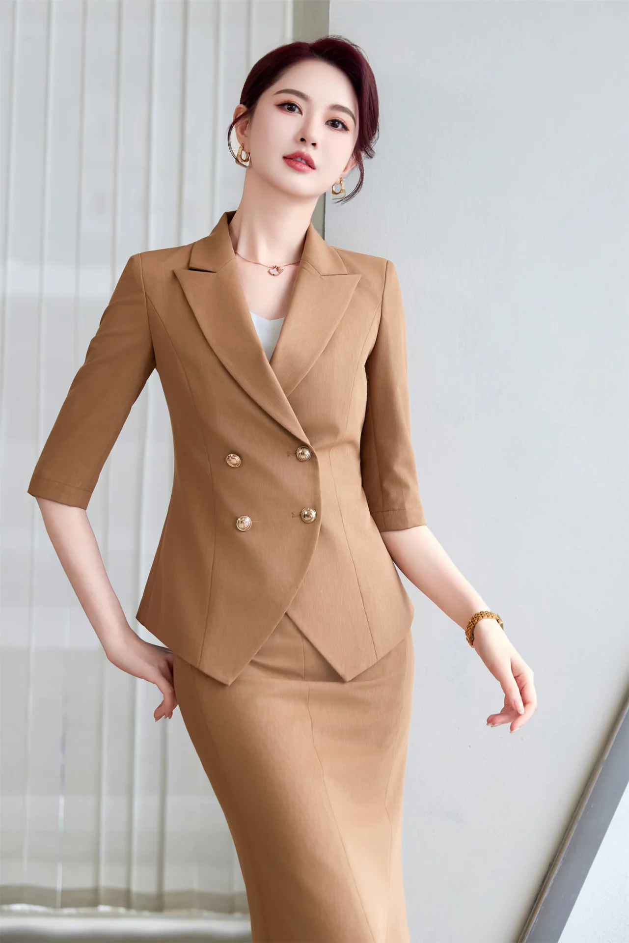 PN5032-8 ชุดสูททำงานผู้หญิงสีน้ำตาลแต่งกระดุมสี่เม็ดแขนสามส่วนมาพร้อมกระโปรงยาว