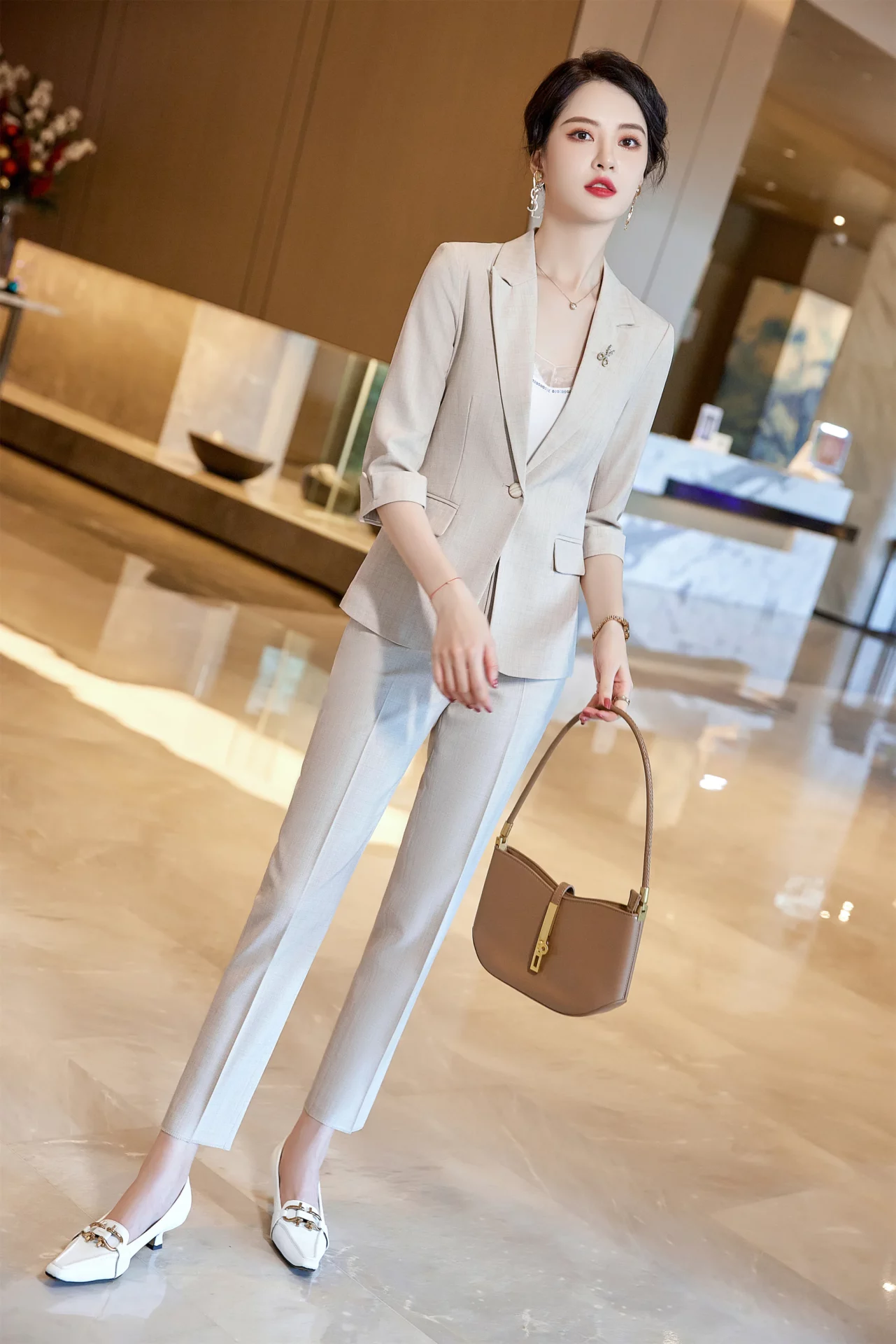 PN5040-4 ชุดสูททำงานผู้หญิงสีครีมปกป้านแต่งลายทางแขนห้าส่วนมาพร้อมกางเกง