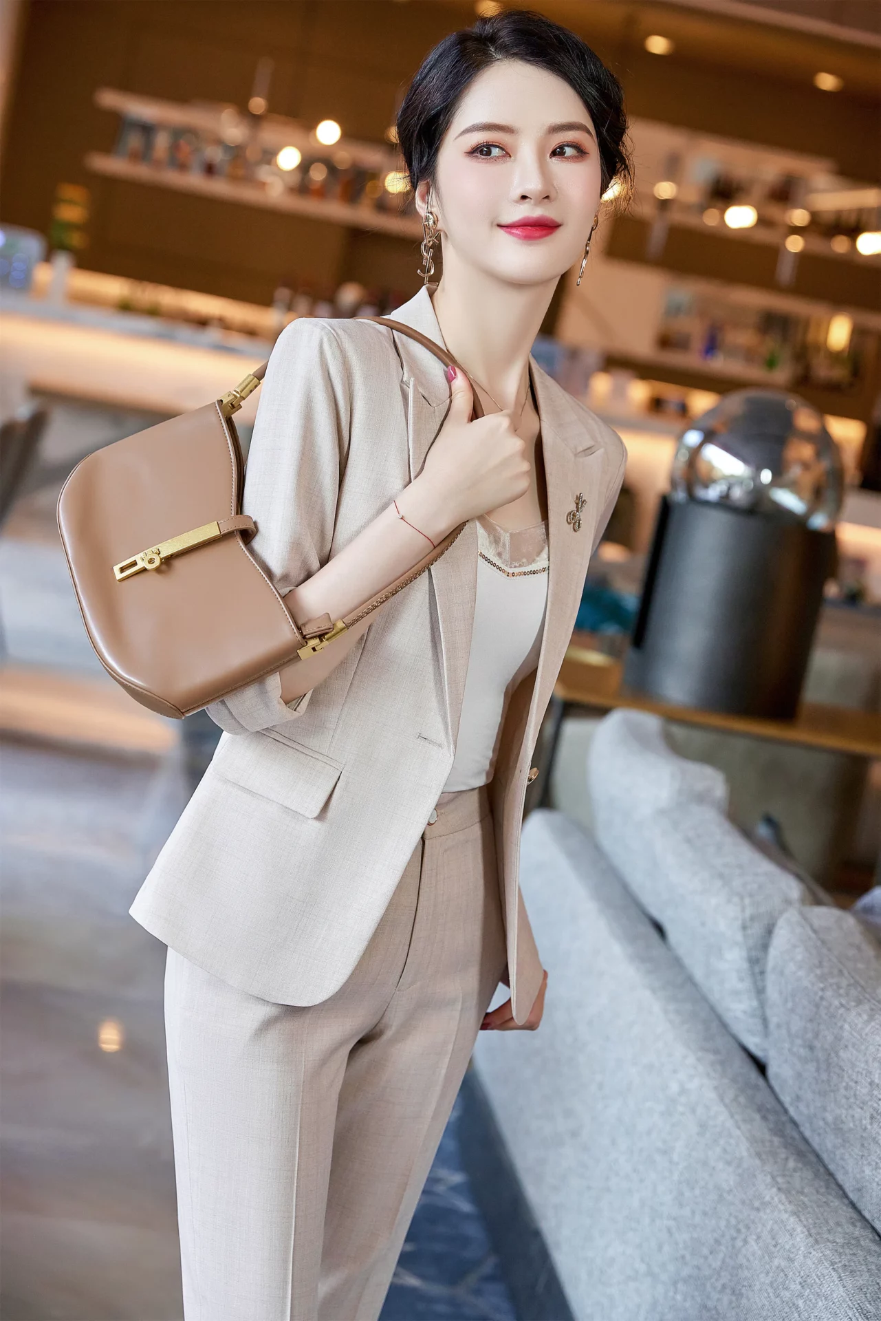 PN5040-8 ชุดสูททำงานผู้หญิงสีครีมปกป้านแต่งลายทางแขนห้าส่วนมาพร้อมกางเกง