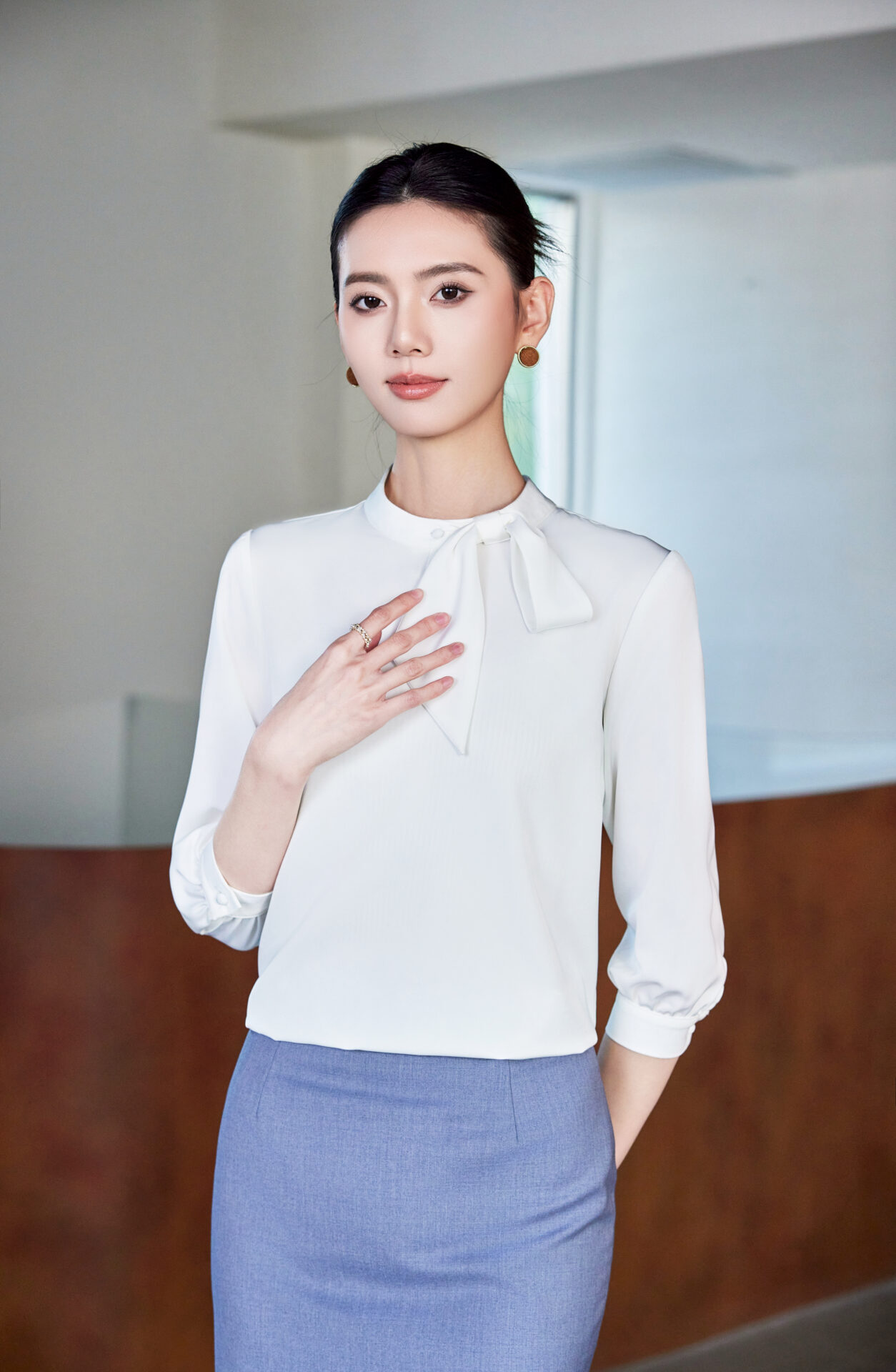 未命名会话25772 เสื้อเชิ้ตทำงานผู้หญิงสีขาวคอปกแต่งจีบแขนห้าส่วน