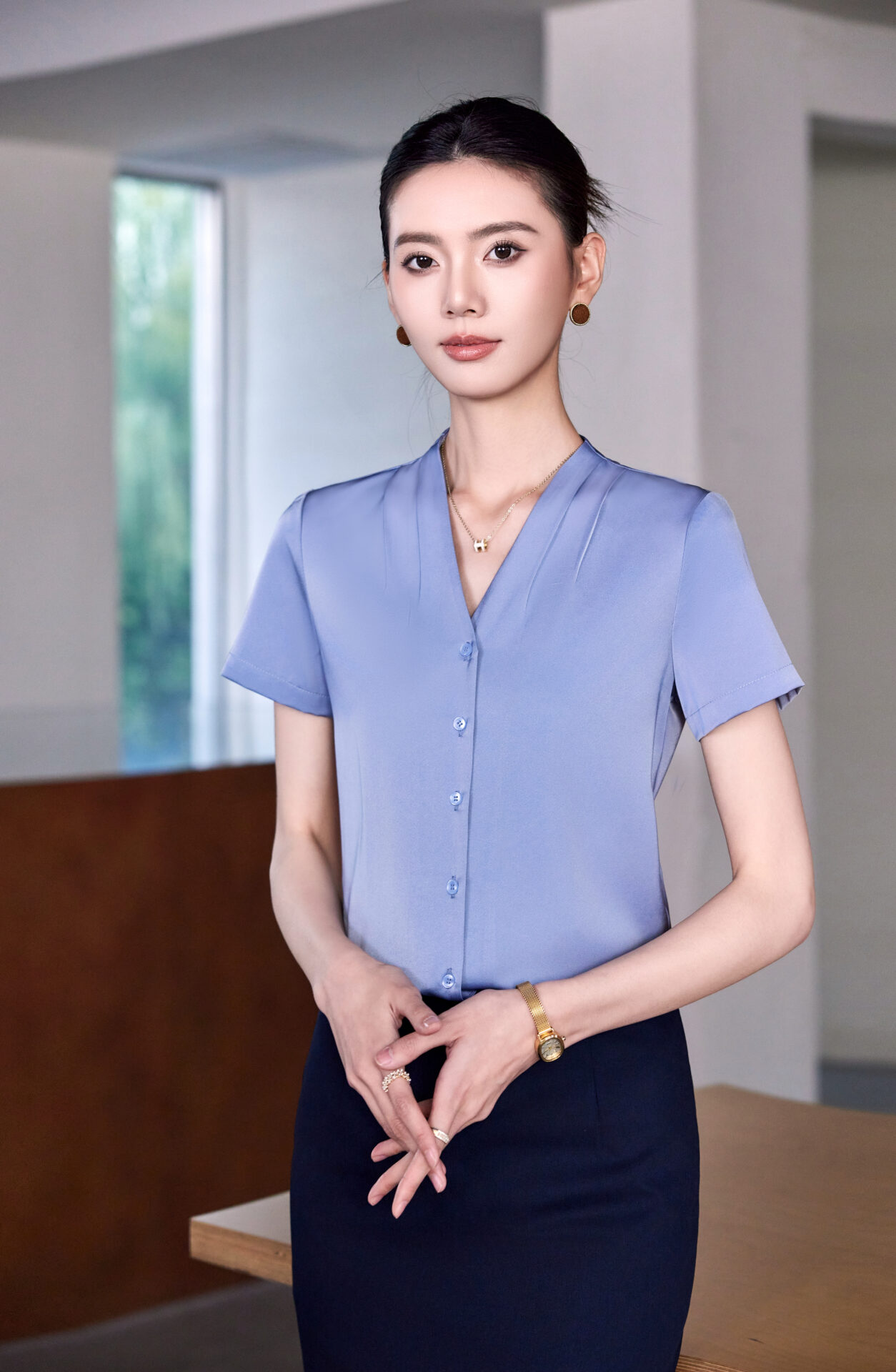 เสื้อเชิ้ตทำงานผู้หญิงสีเทาคอวีแขนสั้น