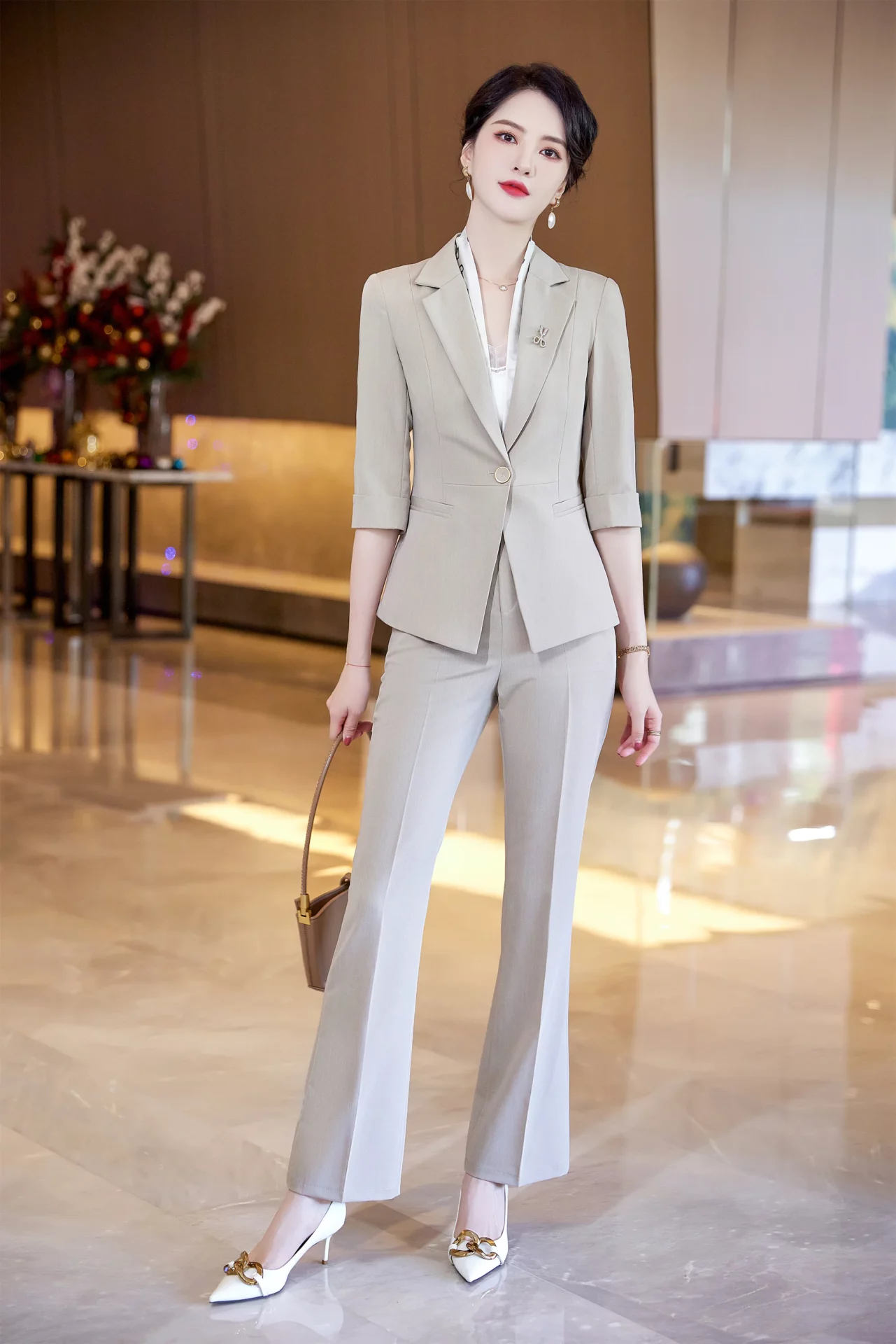 PN5043-1 ชุดสูททำงานผู้หญิงสีเบจแต่งปกป้านแขนห้าส่วนมาพร้อมกางเกง