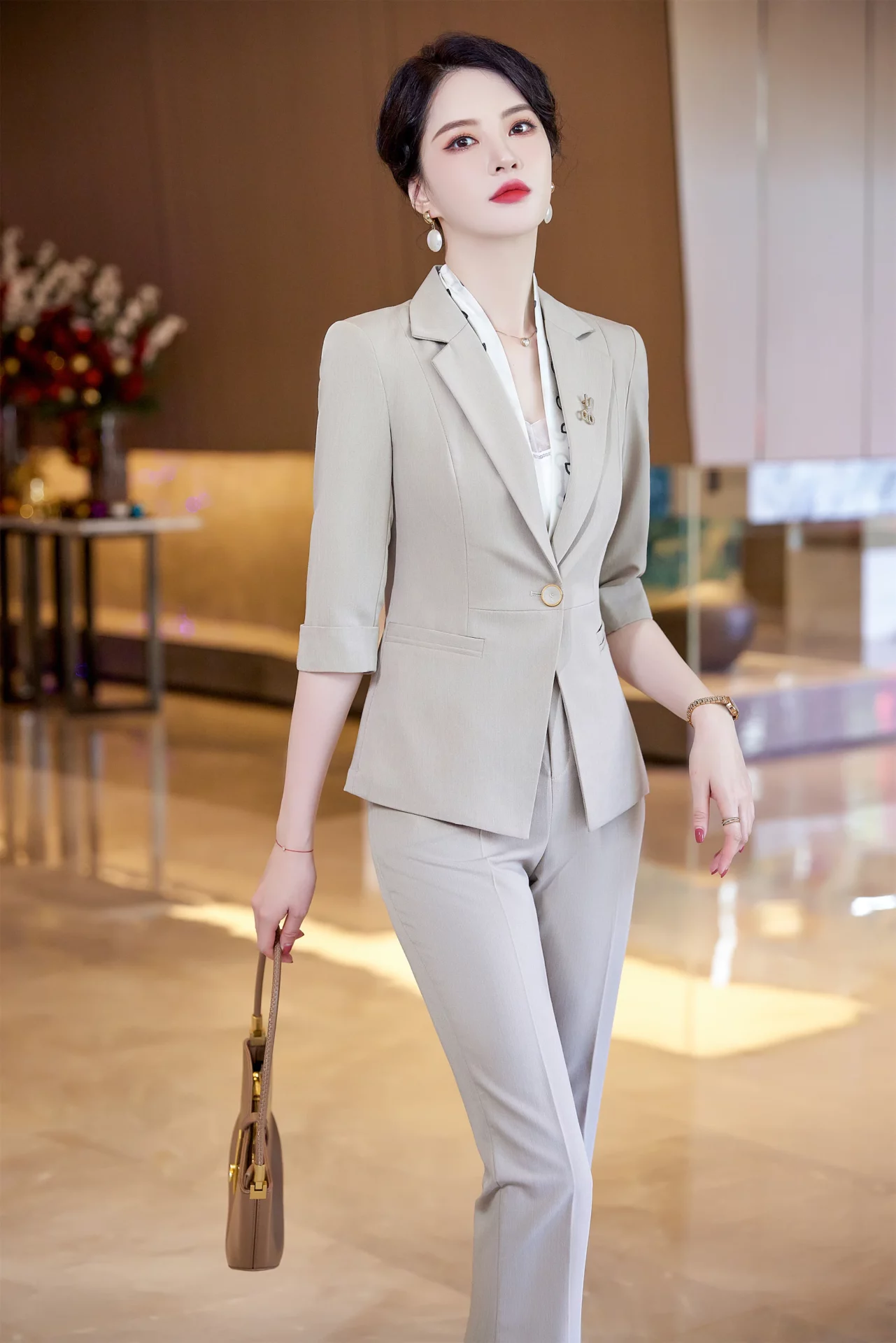 PN5043-2 ชุดสูททำงานผู้หญิงสีเบจแต่งปกป้านแขนห้าส่วนมาพร้อมกางเกง