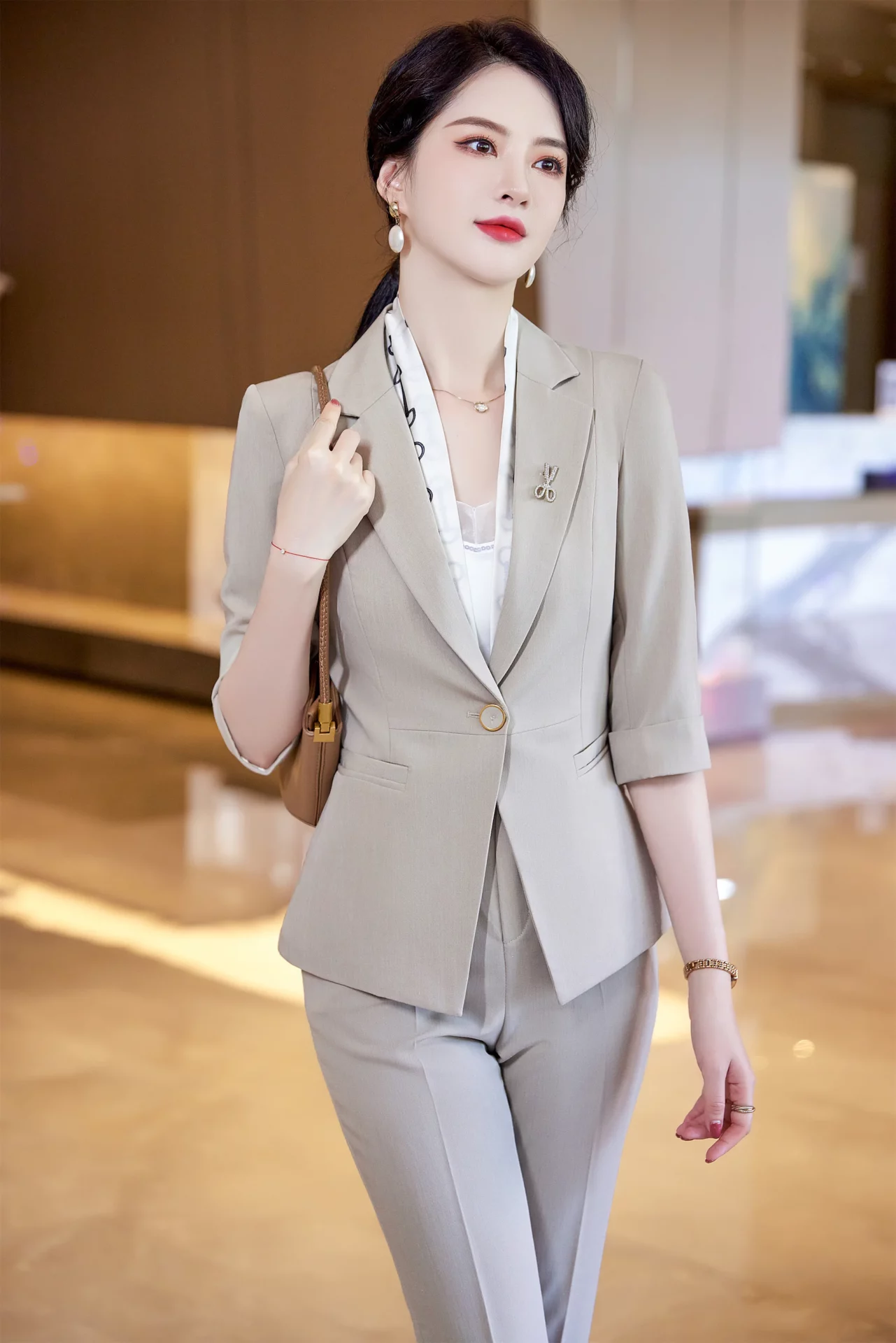 PN5043-4 ชุดสูททำงานผู้หญิงสีเบจแต่งปกป้านแขนห้าส่วนมาพร้อมกางเกง
