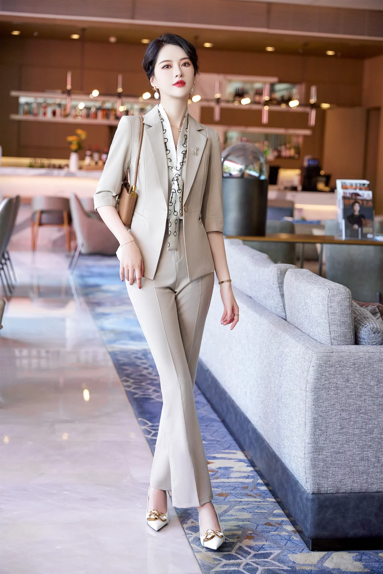 PN5043-8 ชุดสูททำงานผู้หญิงสีเบจแต่งปกป้านแขนห้าส่วนมาพร้อมกางเกง