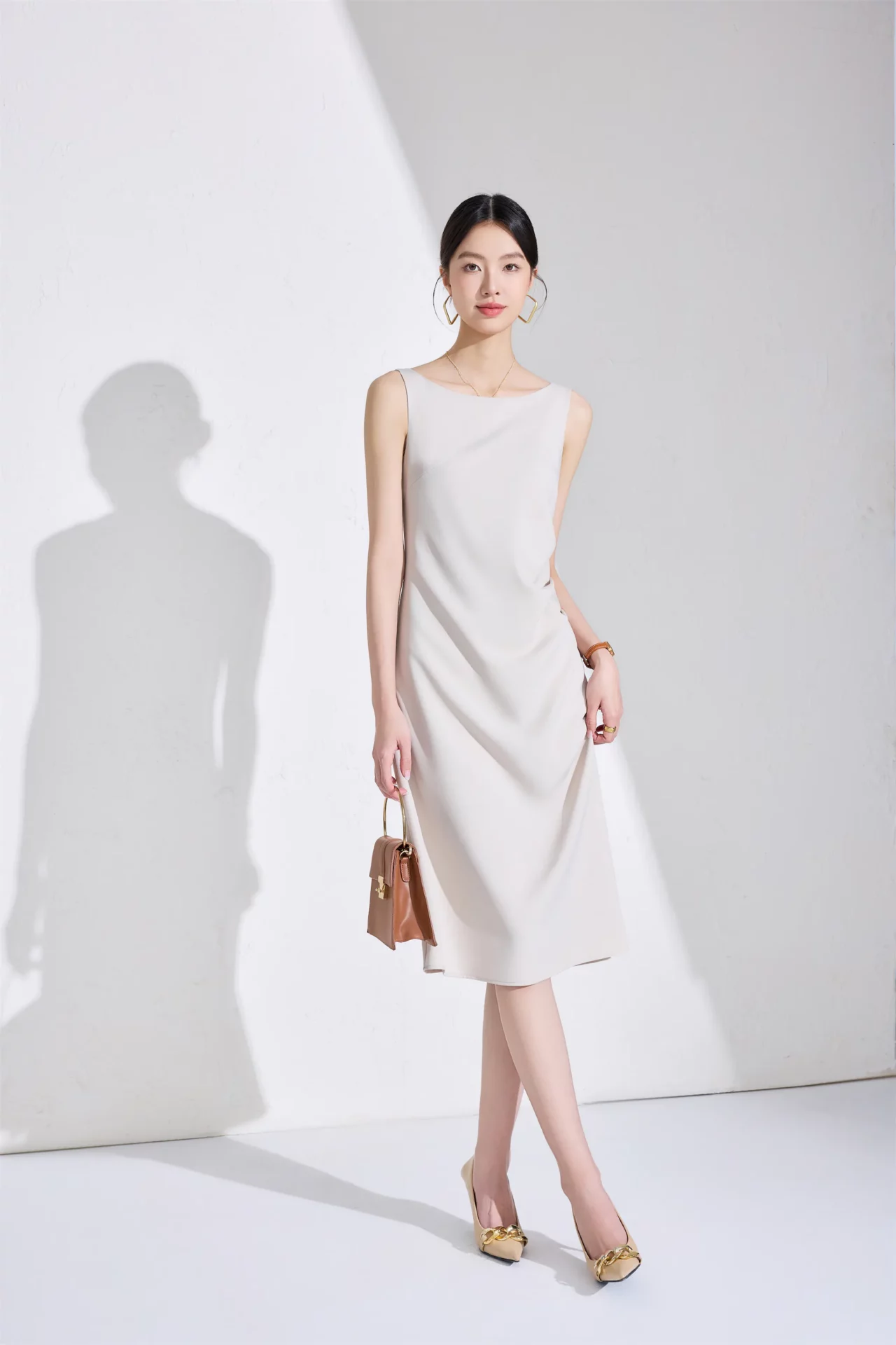 PN5049-4 เดรสทำงานผู้หญิงสีครีมคอกลมแขนกุดแต่งจีบข้าง