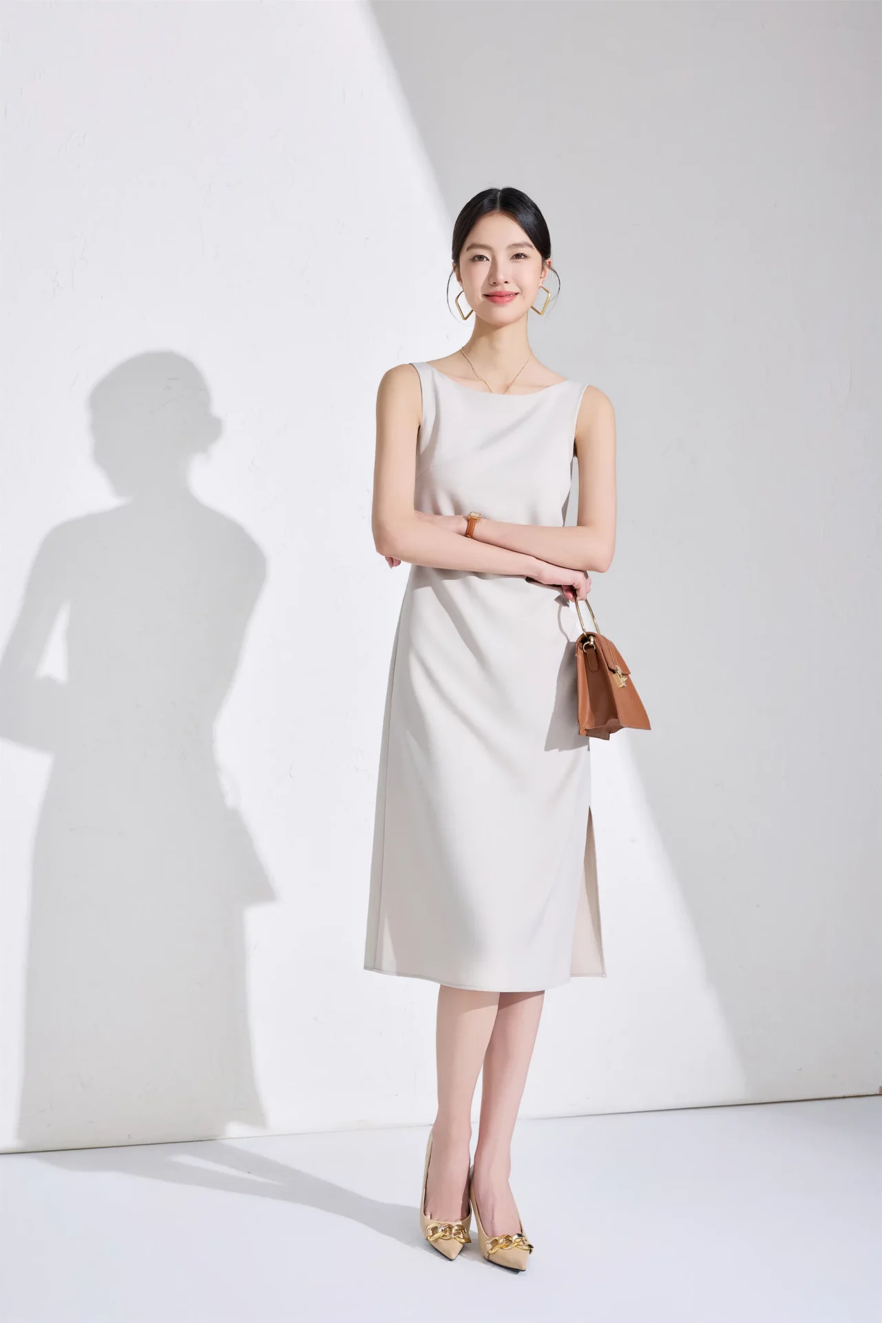 PN5049-5 เดรสทำงานผู้หญิงสีครีมคอกลมแขนกุดแต่งจีบข้าง
