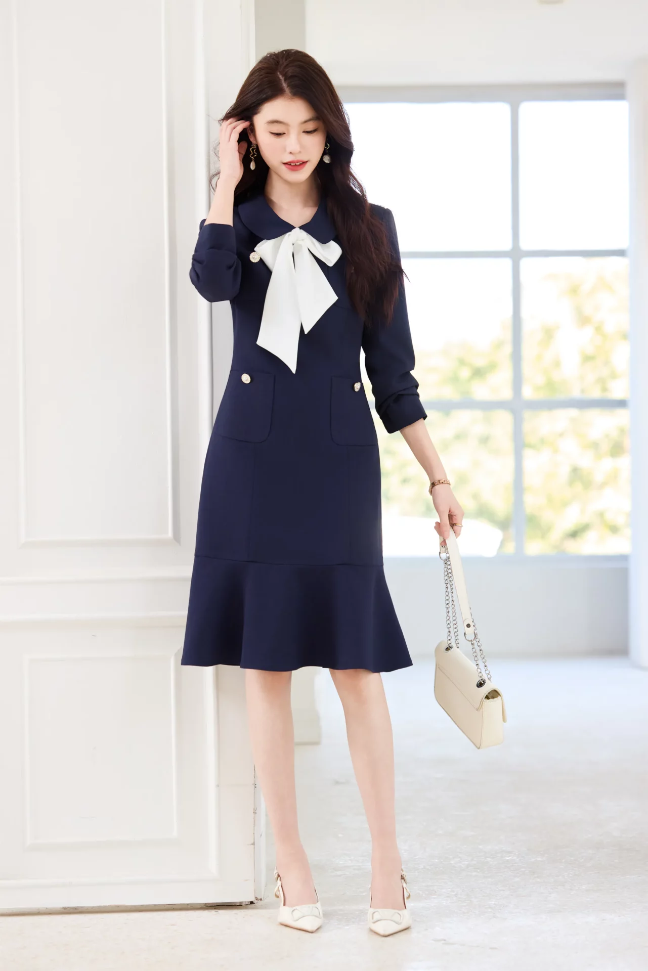 PN5055-4 เดรสทำงานผู้หญิงสีน้ำเงินแต่งโบว์พร้อมกระเป๋าด้านหน้าแขนยาว