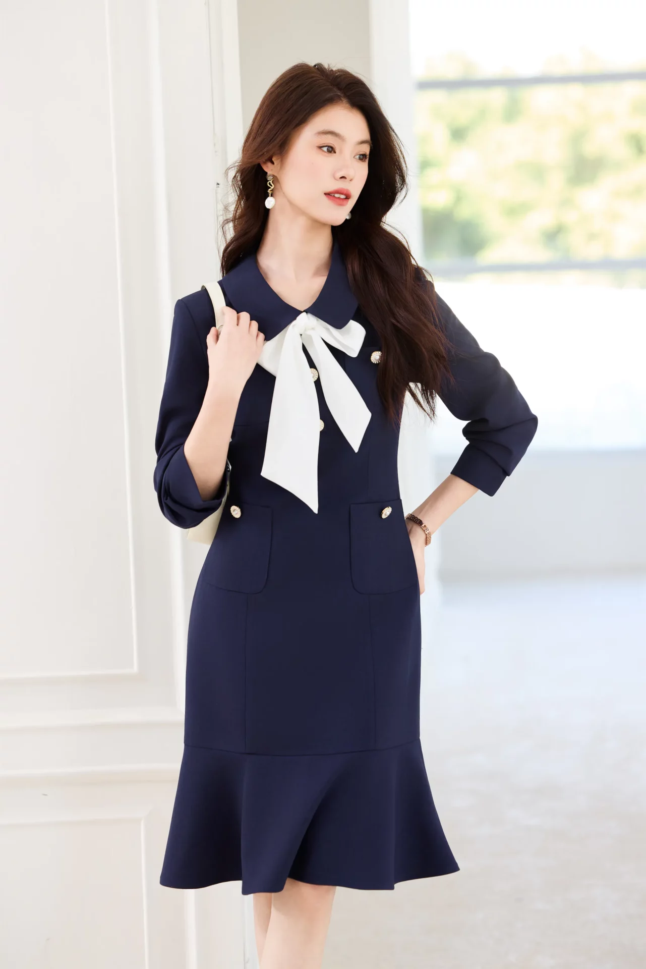 PN5055-6 เดรสทำงานผู้หญิงสีน้ำเงินแต่งโบว์พร้อมกระเป๋าด้านหน้าแขนยาว