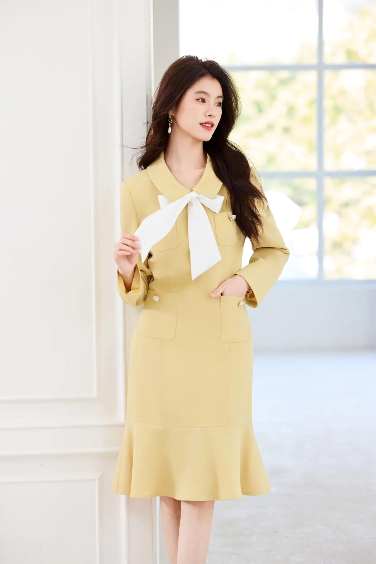 PN5056-3 เดรสทำงานผู้หญิงสีเหลืองแต่งโบว์พร้อมกระเป๋าด้านหน้าแขนยาว