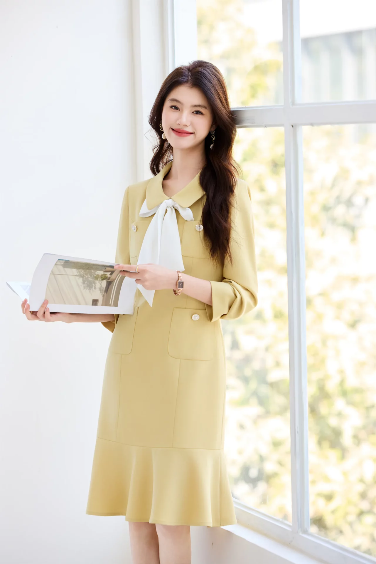 PN5056-7 เดรสทำงานผู้หญิงสีเหลืองแต่งโบว์พร้อมกระเป๋าด้านหน้าแขนยาว
